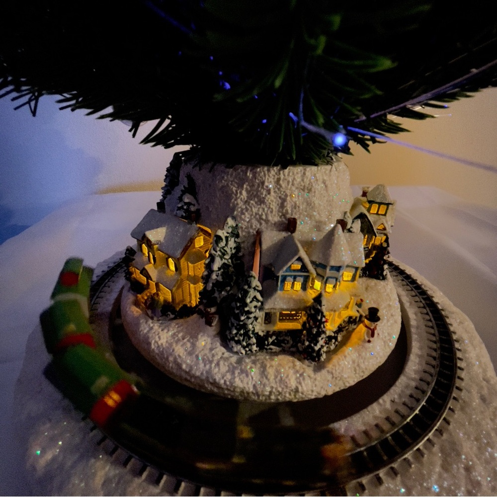 Thomas Kinkade Holiday Sparkle Fiber Optic Christmas Tree w/Moving Train & Music - Picture 8 of 12
